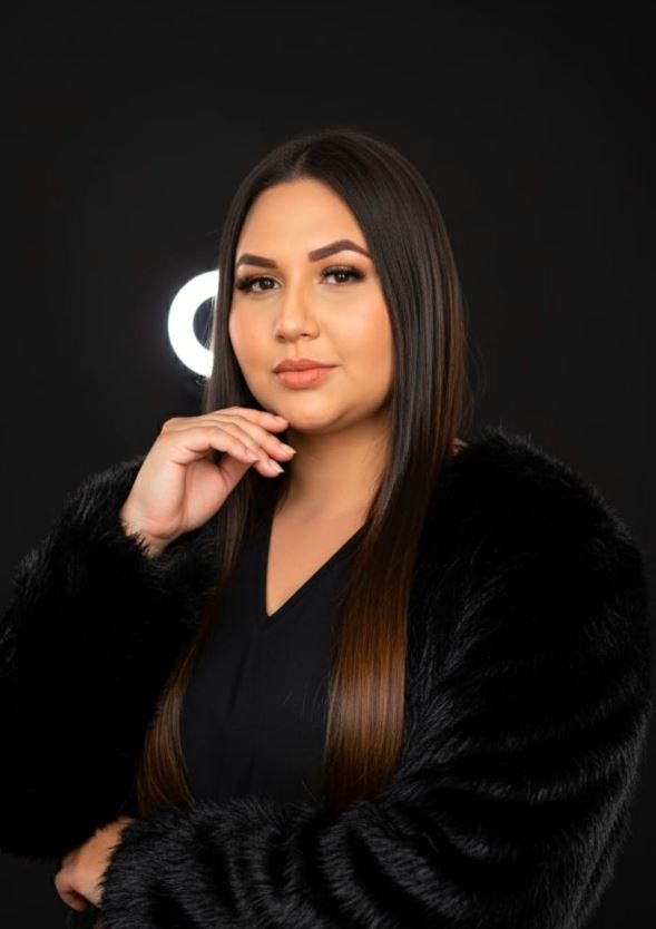 Denise Rosa, nail designer profissional, em foto de apresentação do estúdio