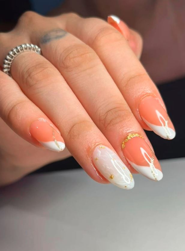 esmaltação em gel unha decorada branco e dourado
